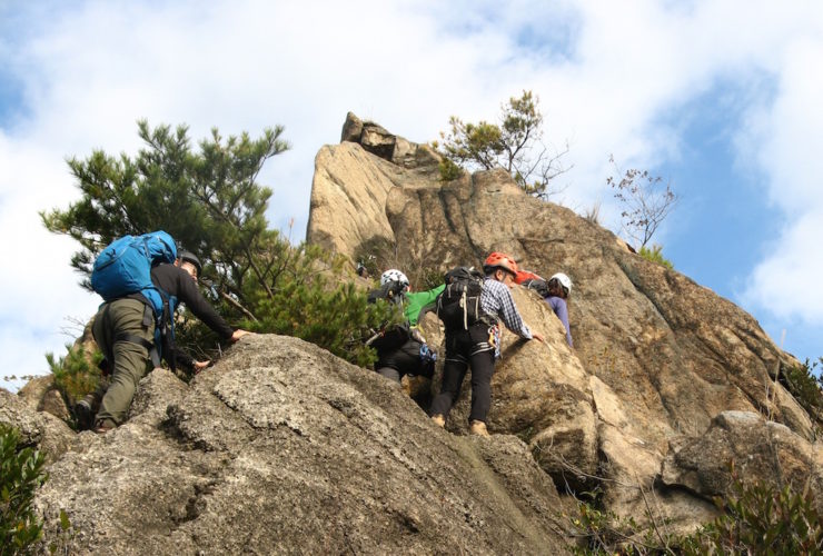 岩場・鎖場の歩き方を学ぶ登山 | 広島県