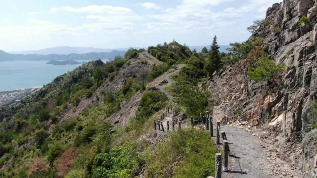 しまなみの壮大な景色を美しい岩山から望む『大三島　安神山トレッキング』／WAKKA